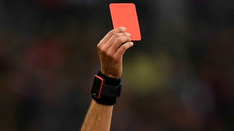 Thẻ đỏ và thẻ vàng trong bóng đá được rút ra khi nào?