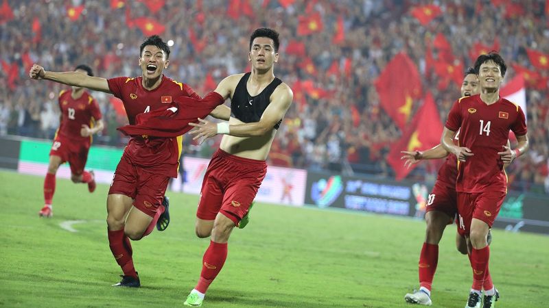 Anh hiện là một cầu thủ vàng, một người hùng của bóng đá Việt Nam